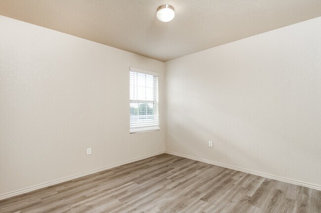 Building Photo - 10611 Goose Way