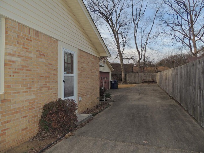 Building Photo - 2316 Rodgers Dr NE