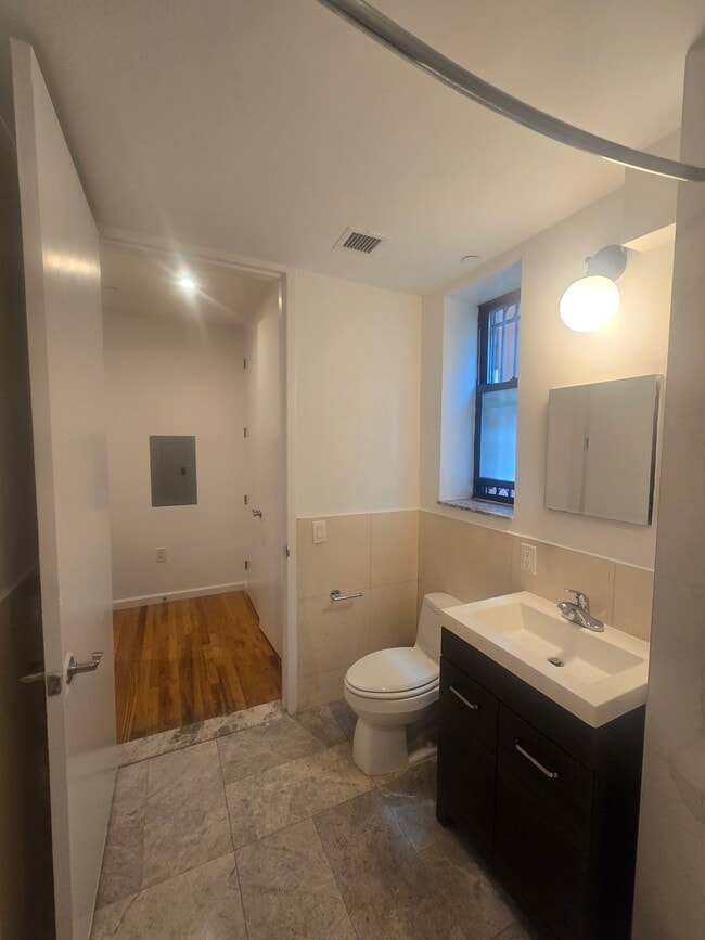 Building Photo - 5 W 127th St