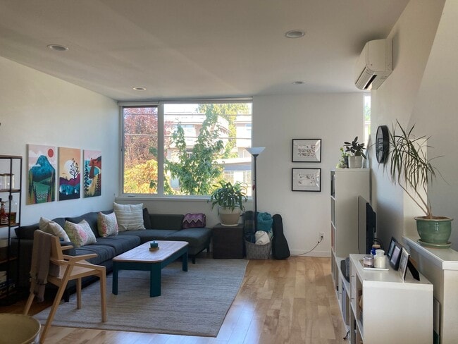 Building Photo - Ballard Townhome