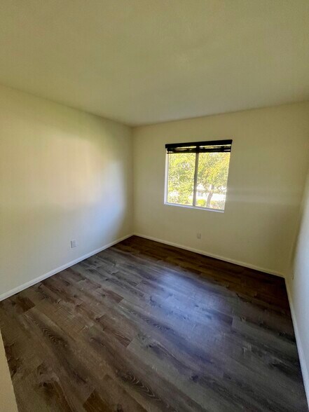 Building Photo - 2112 E Vista Way