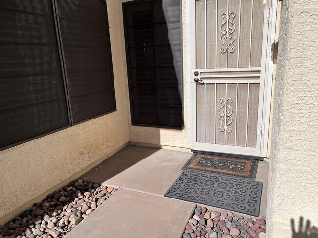 Building Photo - Adorable light and bright! 3Bedroom/2Bath Scottsdale Home!