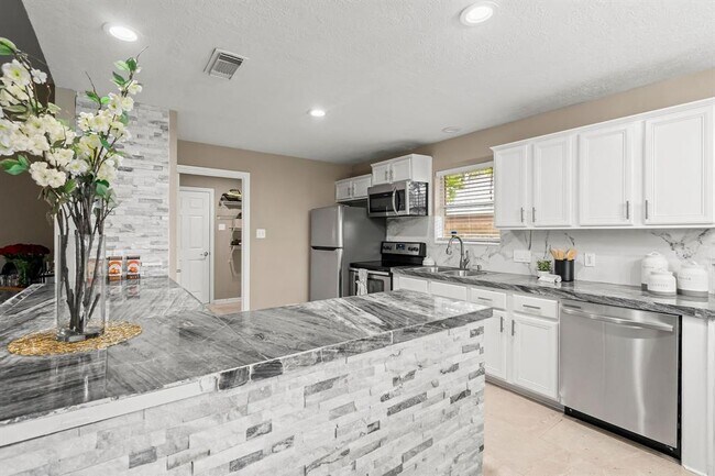 Building Photo - 6719 Woodland Oaks