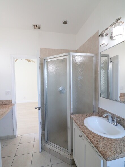 Building Photo - 441 W 79th St