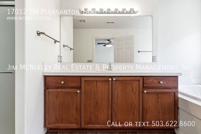 Building Photo - 17012 SW Pleasanton Ln
