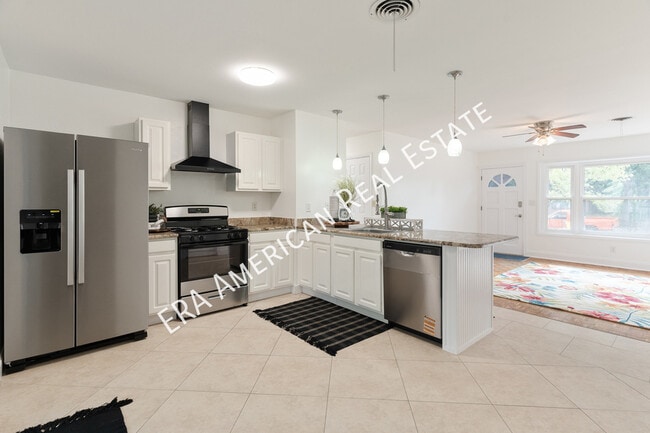 Building Photo - 305 Meggs Dr NE