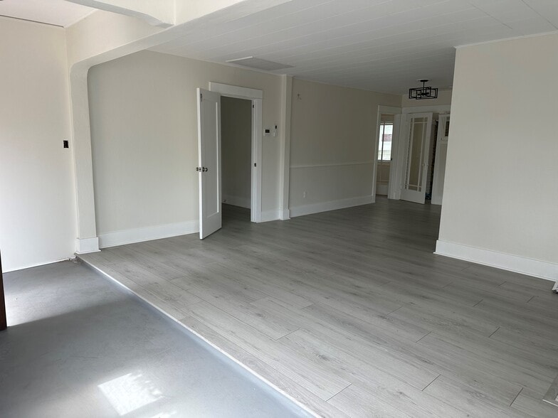 Building Photo - 205 W Palmer Ave