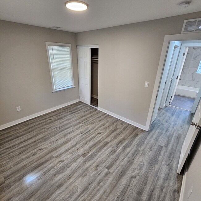 Building Photo - 2 bed, 1 bath renovated ranch. Kitchen has new cabinets, granite counters. All appliances, remode...