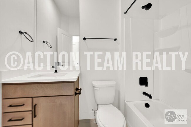 Building Photo - New Townhome in Farmington!