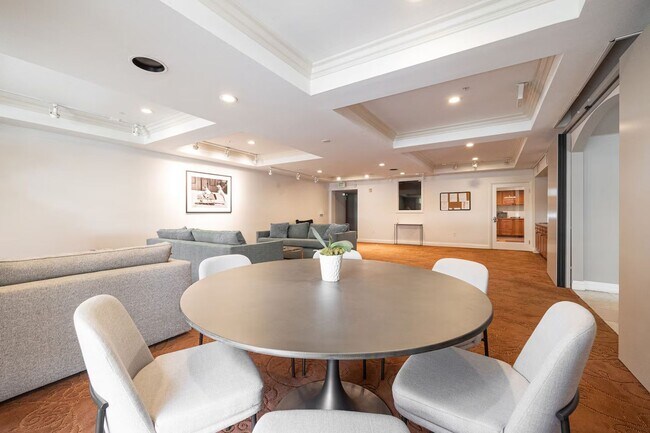 Building Photo - Spacious Bankers Hill Studio | In-Unit Laundry | A/C | Fireplace | Pool & Gym | 6-Month Lease