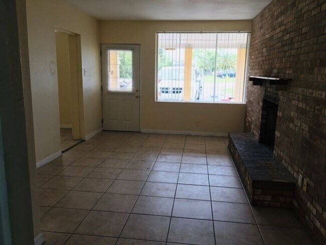 Building Photo - 2 bedroom 1 bath