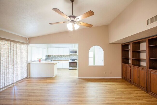 Building Photo - 921 Mossvine Dr