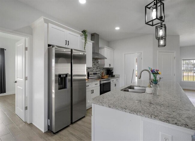 Building Photo - 817 Desmoines Pl