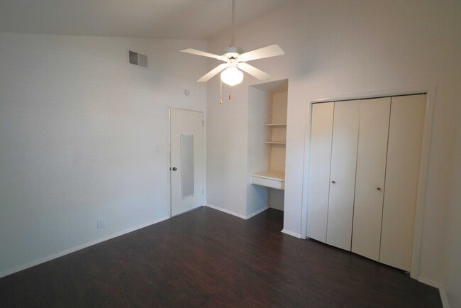 Building Photo - Gorgeous home available in great neighborhood. Realtor Commission: $500