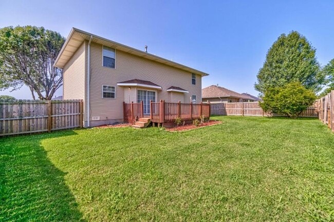 Building Photo - spacious house