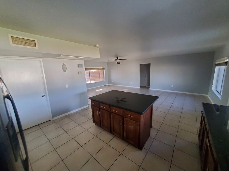 Building Photo - 3907 S Mitchell Dr