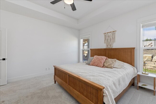 Building Photo - 5 Bed 3 bath Golf Course Neighborhood