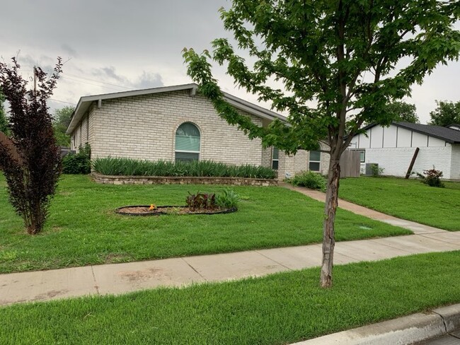 Building Photo - 3614 Pinoak Dr