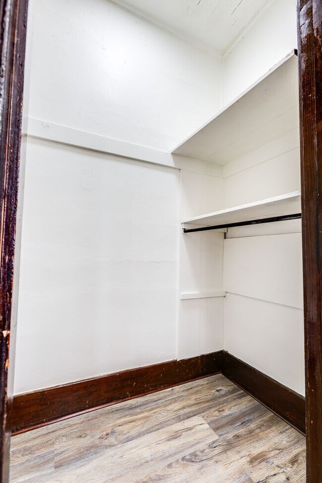 Building Photo - 609 E Warrington Ave