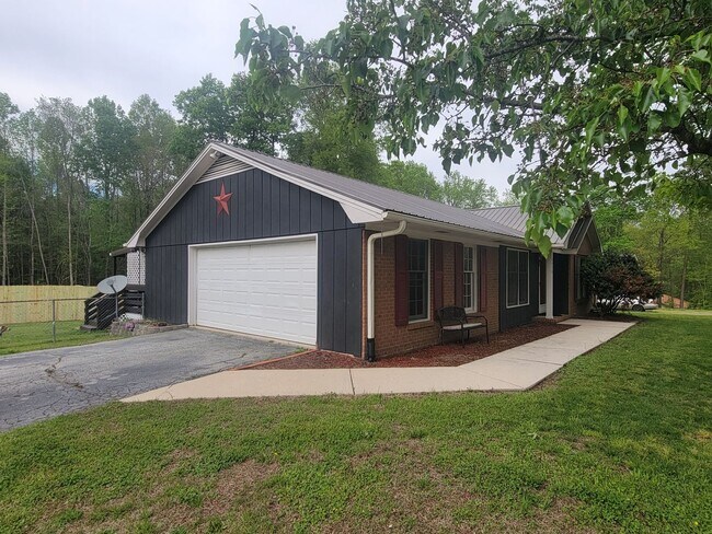 Building Photo - 3 Bedroom 2 Bathroom Home