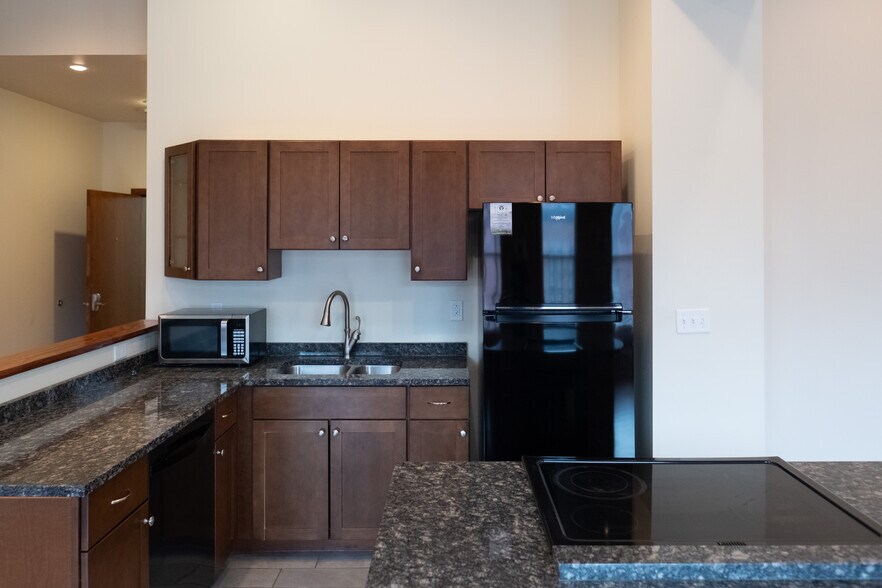 Building Photo - 418 Shelden Ave