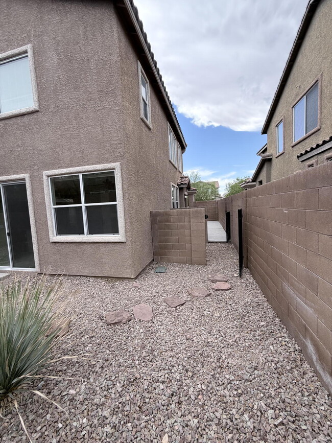 Building Photo - 3 bd 2.5 bath with LOFT