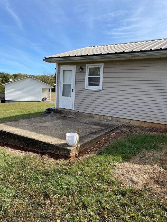 Building Photo - 587 Whitlock Rd