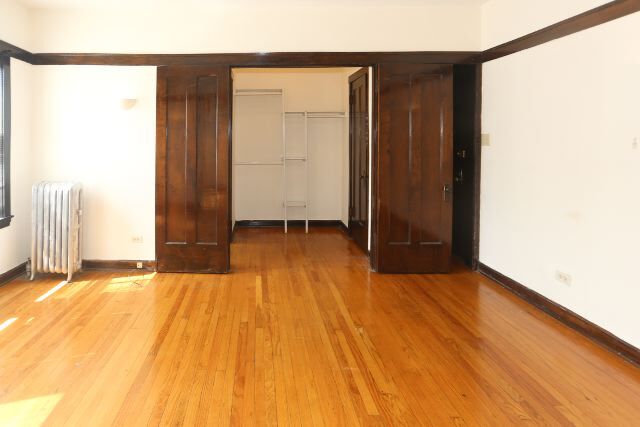 Building Photo - 824 W Waveland Ave