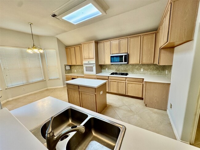 Building Photo - 2604 Hidden Creek Dr