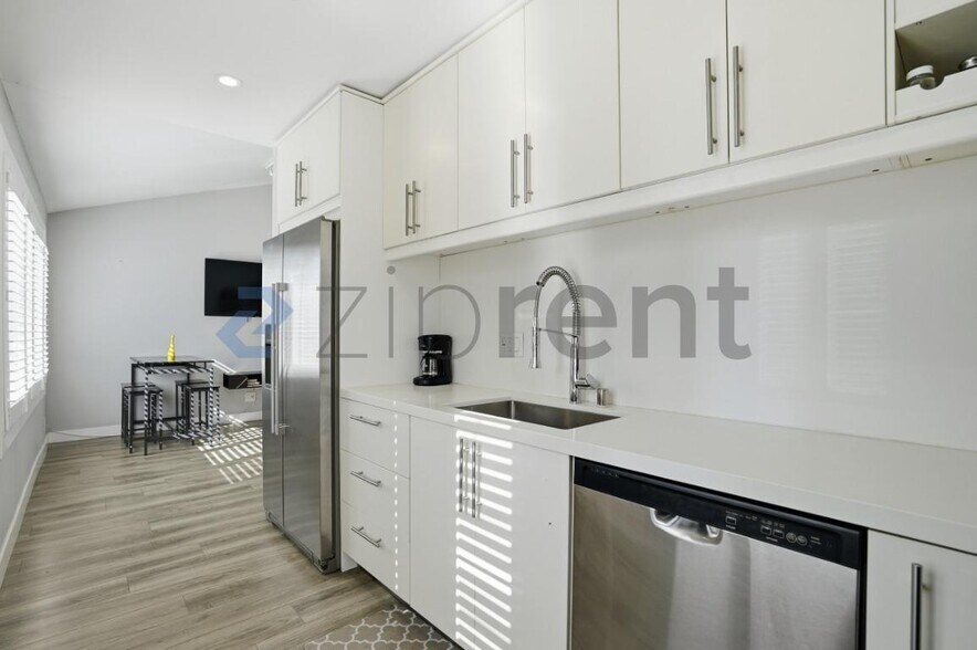 Building Photo - 10 27th Ave