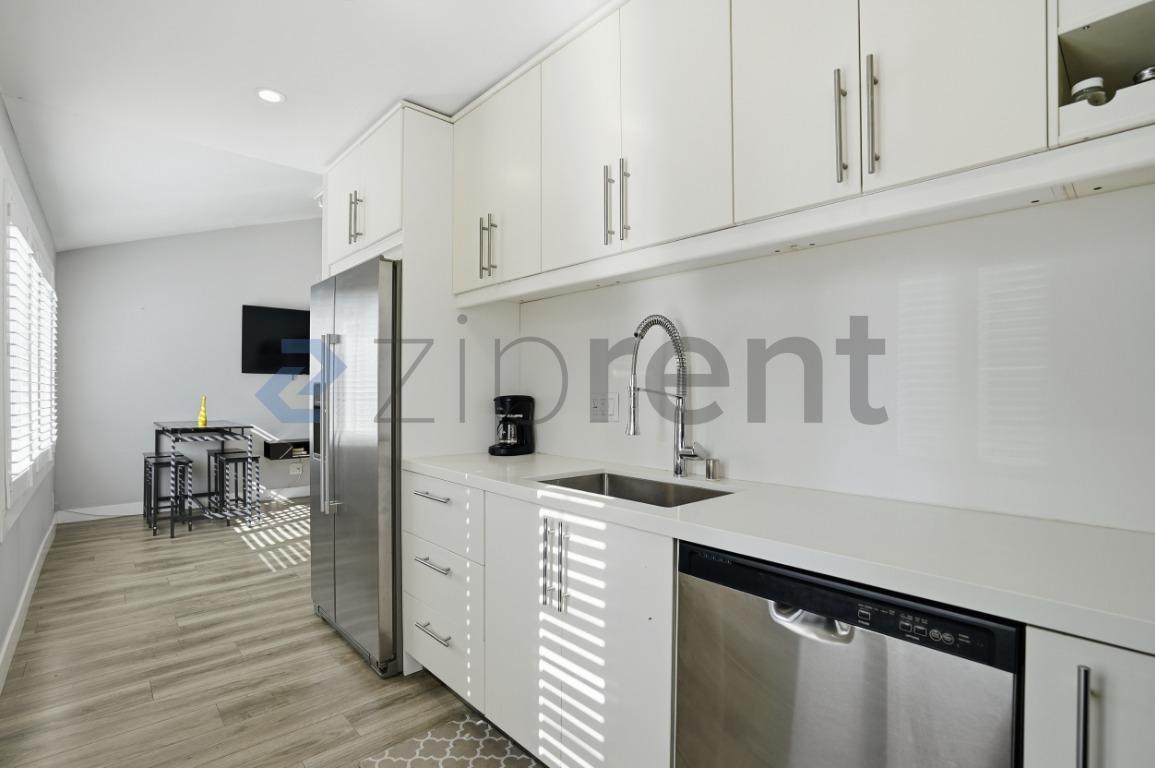 Building Photo - 10 27th Ave