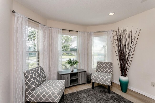 Building Photo - Fully Furnished 3/2 in beautiful Villages Community