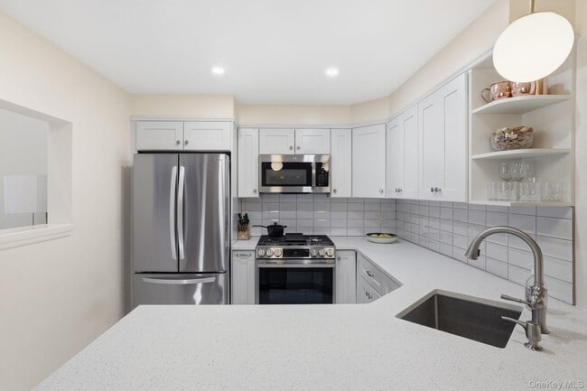 Building Photo - 599 Midland Ave