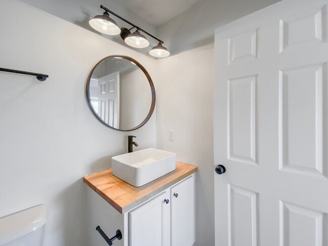 Building Photo - Two Bedroom Townhome in Godley Park with m...