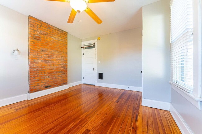 Building Photo - 557 S 6th St