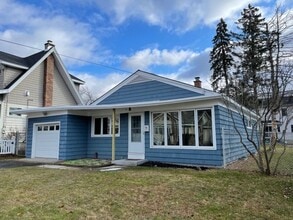 Building Photo - Single Family House 3 bed 1 bath House with garage!