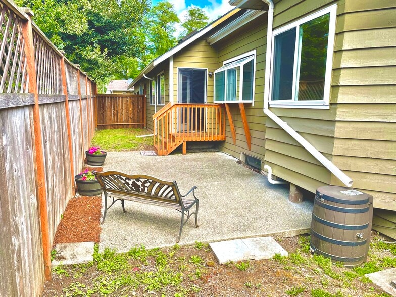 Enclosed patio/dog run - 13301 56th Ave S