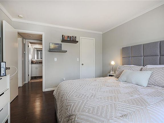 Building Photo - Rare end unit condo at The Crossings, loca...