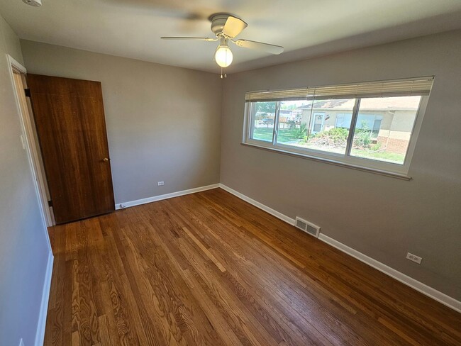 Building Photo - 2-Bedroom Home with One-Car Garage