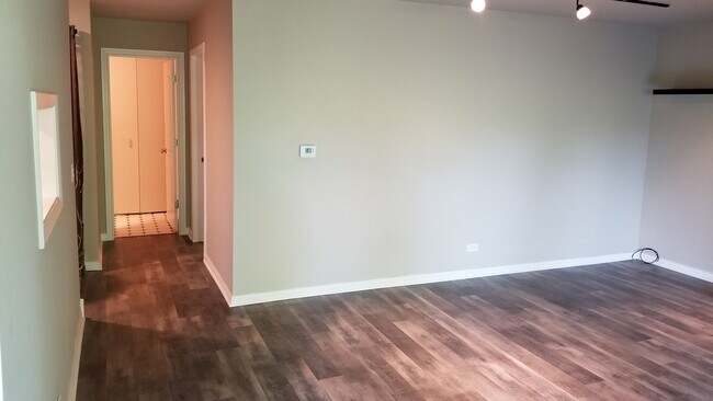 Building Photo - 1609 Maple Terrace