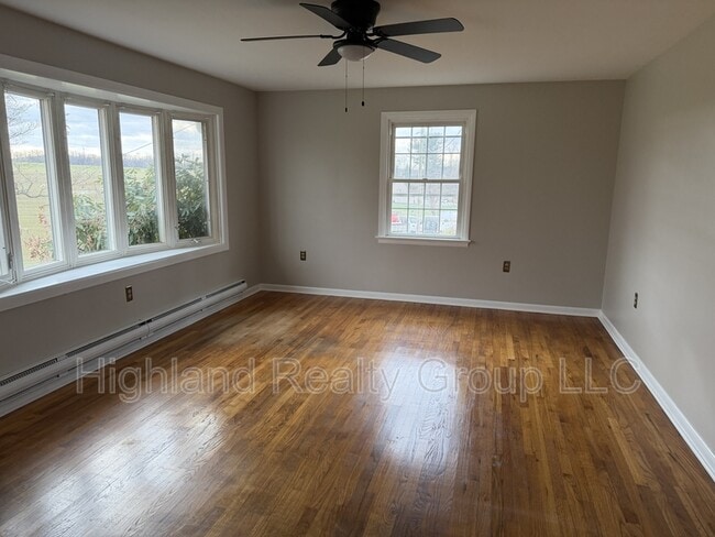 Building Photo - 152 Penn St