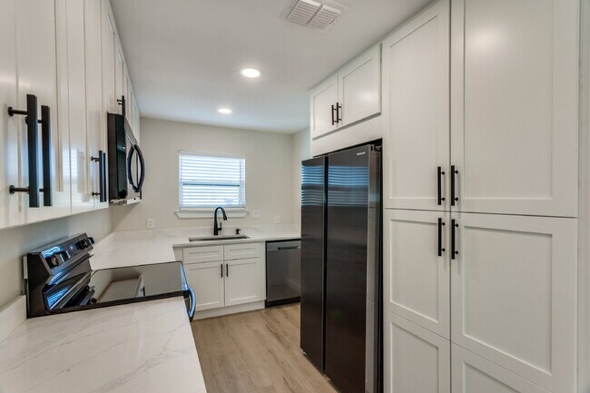 Building Photo - Great 2 bedroom upstairs unit - Available ...