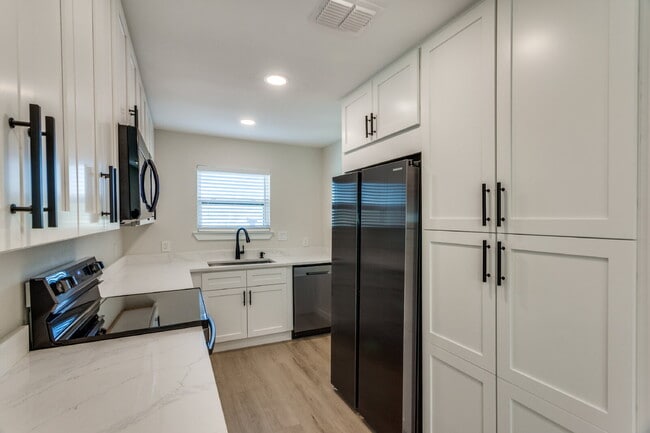 Building Photo - Great 2 bedroom upstairs unit - Available Summer 2026