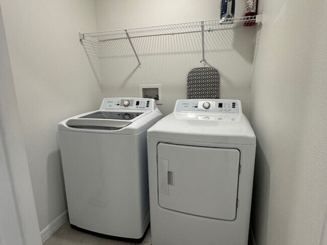 Building Photo - Townhome for rent with garage in Champions...