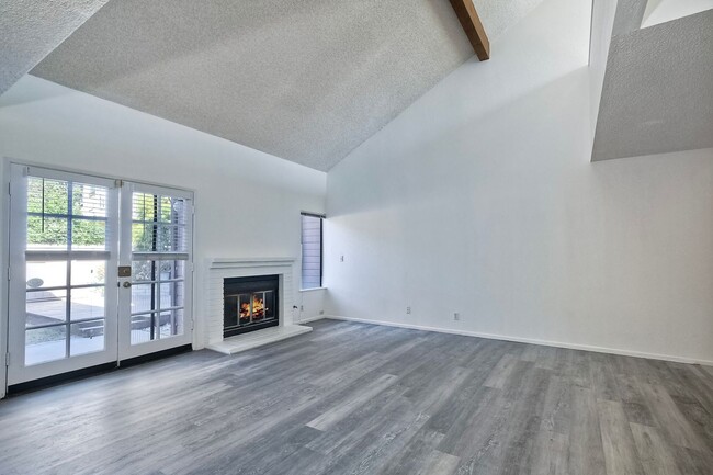 Building Photo - Stylish Two-Bedroom Home with Updated Feat...