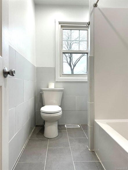 Building Photo - 37 Church St