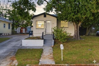 Building Photo - 2717 W Cherry St