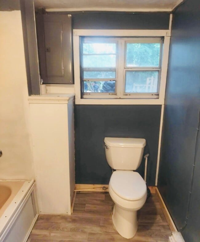 Building Photo - 424 S Miami Ave