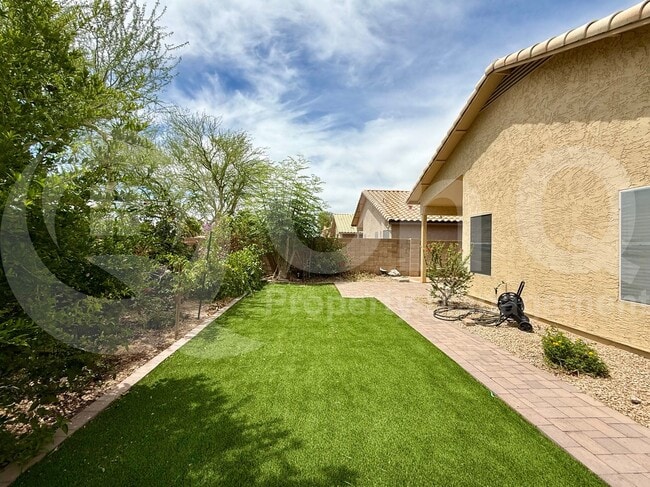 Building Photo - 1140 S Cholla St