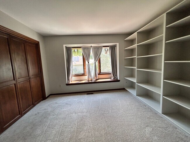 Building Photo - Gorgeous 4 Bedroom Townhome Steps from Boulder Country Club